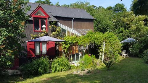 Pleurtuit House | "Chambres d'Hôtes" Bord de Rance Au Rez-de-Jardin de la "Villa Cyrano"