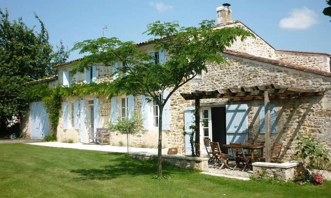 Corme-Royal House | Charente house charm with private pool 25km from the sea