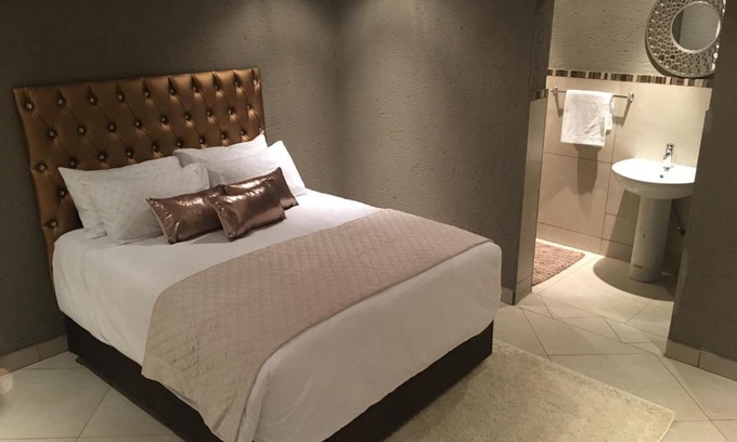 Elias Motsoaledi House | Charli’s Lodge