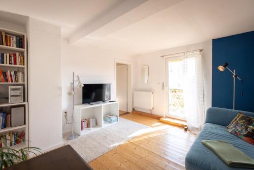 Sandershausen House | Charmante 2 Zimmer plus Bad und Balkon ohne Küche