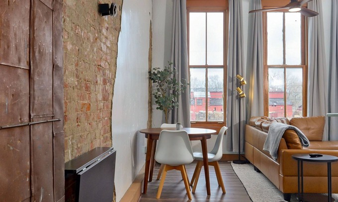 Springfield Apartment | Charming 1-bed loft apartment on Historic C-Street in Springfield with WiFi, AC