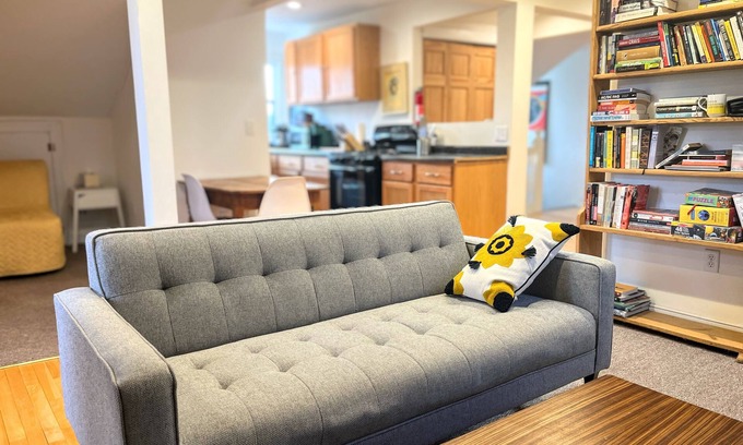 Summit - University Apartment | Charming 1-bedroom apartment with AC, WiFi in Historic Saint Paul