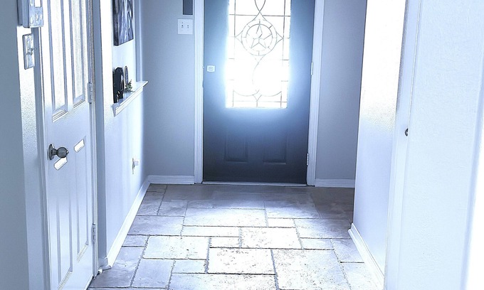 Barker House | Charming 1-bedroom house with AC, WiFi in peaceful Katy, shared.