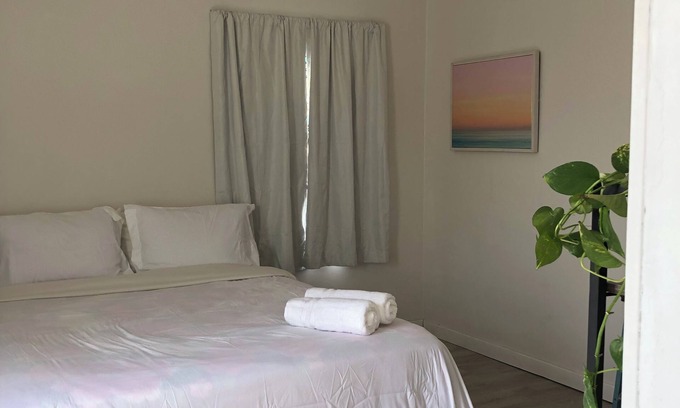 Oleander - Sunset House | Charming 1-bedroom house with WiFi in lovely Bakersfield