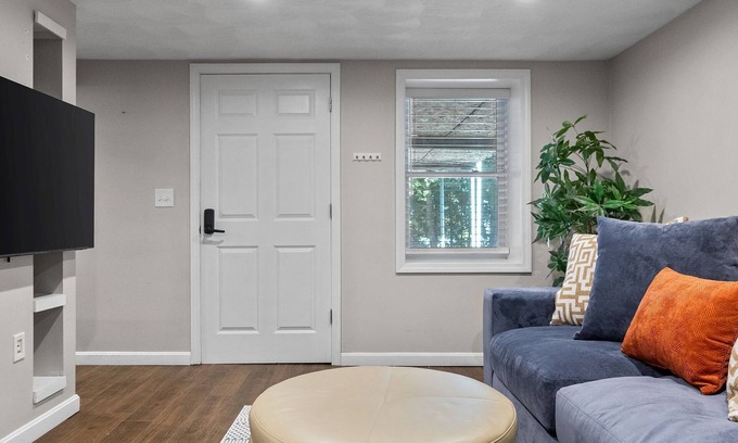 Reading Apartment | Charming 1BR apt -close to public transit -has parking -30min drive to BOS/Salem