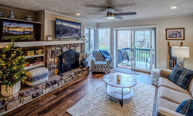 Sugar Mountain Apartment | Charming 2/2 condo Sugar Mountain Walk to Golf, Tennis & Ski