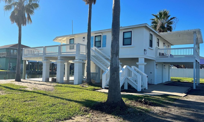 Port Bolivar House | Charming 2-bedroom house with boat slip, WiFi, AC in welcoming Bolivar Peninsula