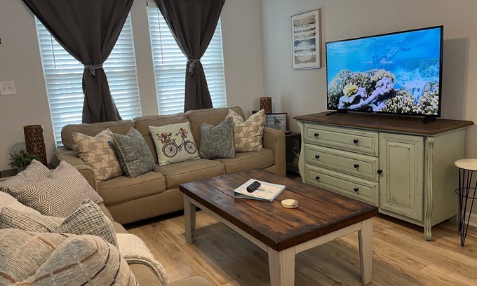 Fort Walton Beach Condo | Charming 2-bedroom condo in brilliant Fort Walton Beach with AC