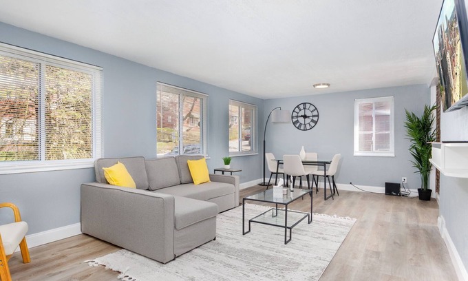 Pittsburgh Apartment | Charming 2-bedroom apartment with Parking & WiFi in peaceful Pittsburgh