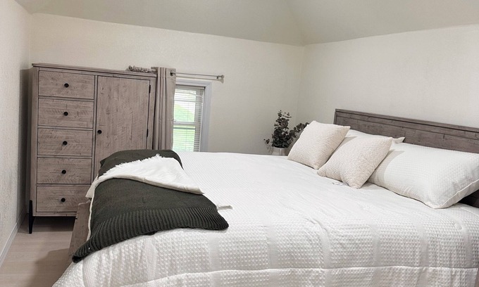 Marshall Apartment | Charming 2-bedroom apartment with WiFi, AC in wonderful Marshall.