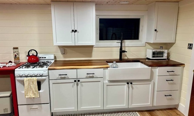 New Durham Cottage | Charming 2-bedroom cottage on Merry Meeting Lake in New Durham, NH with WiFi/AC