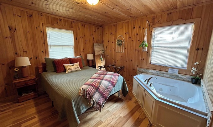 Lynn Garden Cabin | Charming 2-bedroom cabin in Duffield, VA. Near Devil's Bathtub & Natural Tunnel