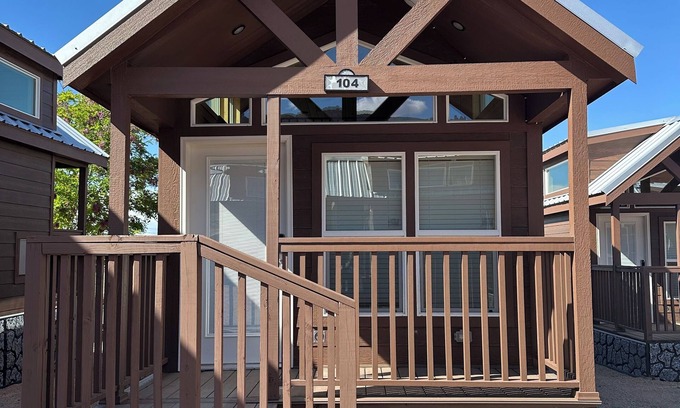 Moab South Valley Cabin | Charming 2-bedroom cabin #104 with AC, Wi-Fi in amazing Moab