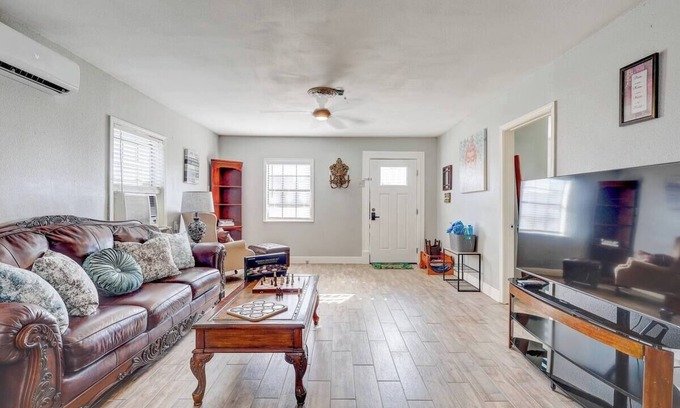 Bacliff Cottage | Charming 2-bedroom cottage with AC, WiFi in marvelous Bacliff