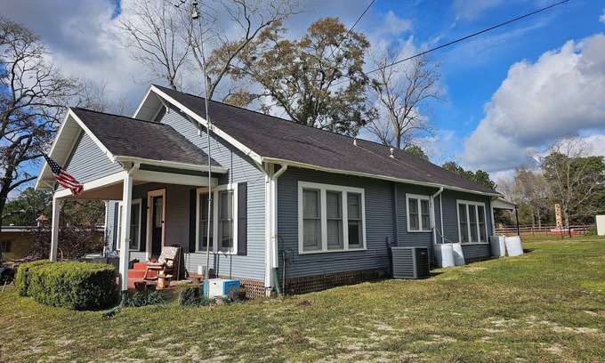 Hull Other | Charming 2-bedroom farmhouse in Saratoga with WiFi and AC on 5-acre gated lot