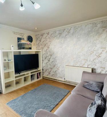 Brooklands Apartment | Charming 2 Bedroom Flat with Urban Views