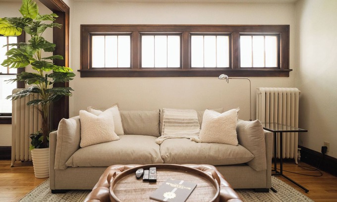 Union Park House | Charming 2-bedroom house with WiFi, Centrally Located in Saint Paul