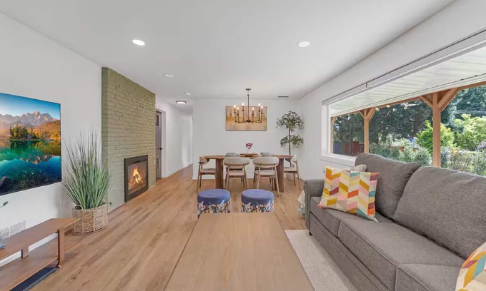 West Haven-Sylvan House | Charming 2-bedroom house in brilliant Portland with WiFi, AC