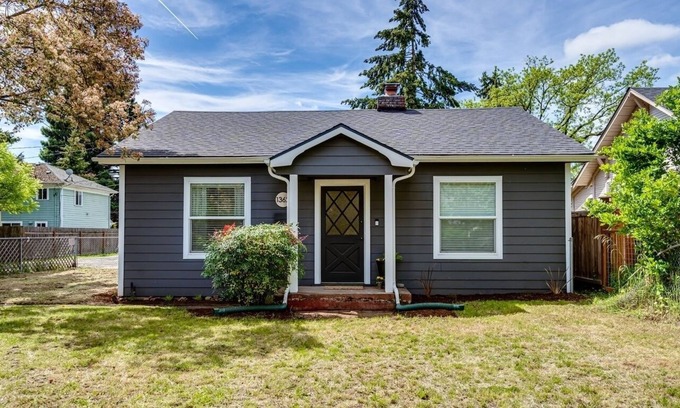 West Eugene House | Charming 2 bedroom house, 1 mile from U of O and 7 minute walk to DT Eugene.