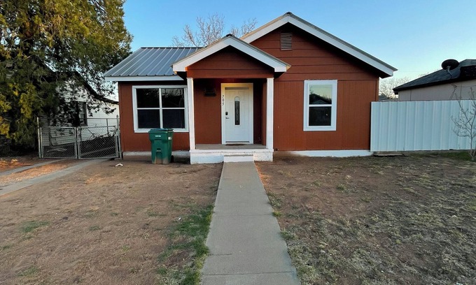 Hobbs House | Charming 2-bedroom house in central Hobbs!