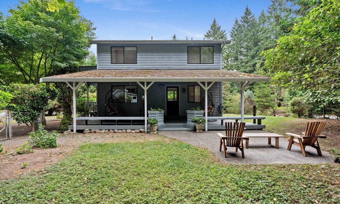 South Colby House | Charming 2-bedroom house on Vashon with a private yard and easy access to town