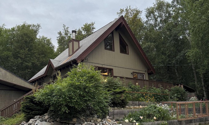 Wasilla Cabin | Charming 2-bedroom + loft cabin in Wasilla with Sauna