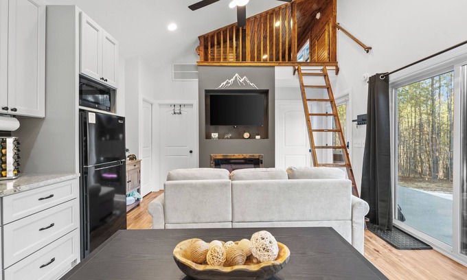 Schuyler House | Charming 2-bedroom tiny home with hot tub, fire pit, close to Nelson 151