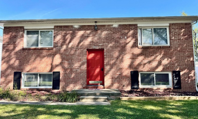 East Lansing Apartment | Charming 2-bedroom apartment in lovely East Lansing with WiFi