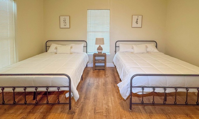Riverside House | Charming 2-bedroom house with WiFi and AC in amazing San Antonio
