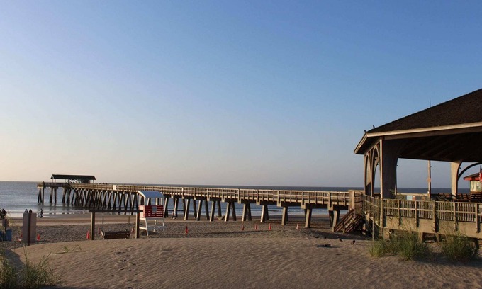 Savannah Beach Condo | Charming 2 bedroom 2 bath condo, sleeps 6 with WiFi, AC on wonderful Tybee Isl.