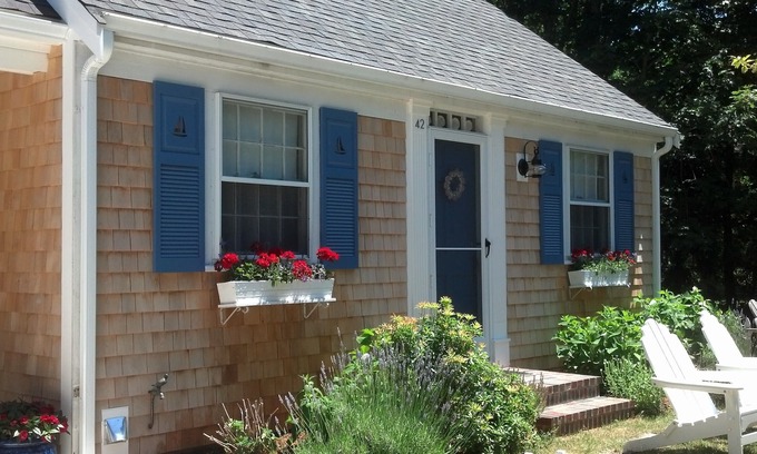 Yarmouth Port House | Charming 2 Bedroom Cottage in Historic Yarmouth Port