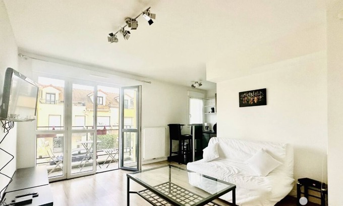 Trappes Apartment | Charming 2-room apartment near Paris!
