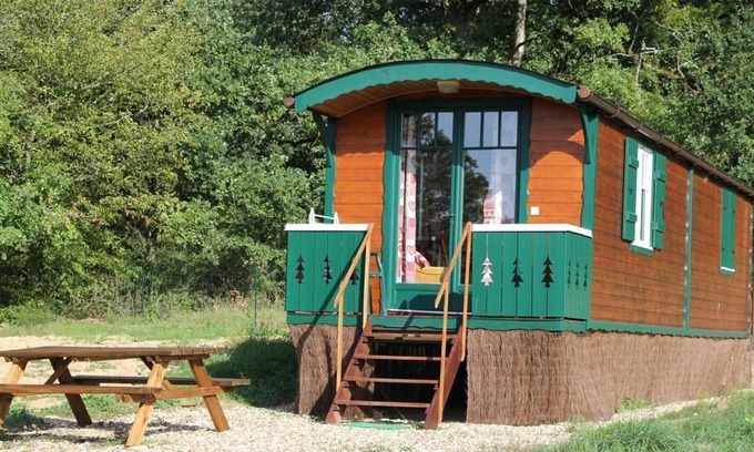 Lion-en-Sullias Cottage | Charming 28m² Gypsy Caravan in Val de Loire, Sleeps 4, Near Castles & Bike Trails