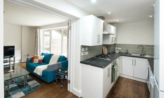 Streatham Hill Apartment | Charming 2BD Flat in Tulse Hill with Garden
