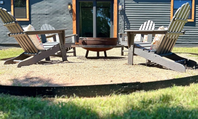 Llano Cabin | Charming 2BR Bunkhouse in the heart of the Texas Hill Country!