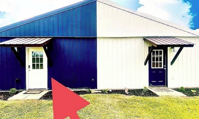 Natchitoches Apartment | Charming 2BR Guesthouse, King Beds, Kitchen & Onsite Parking & Close to Downtown