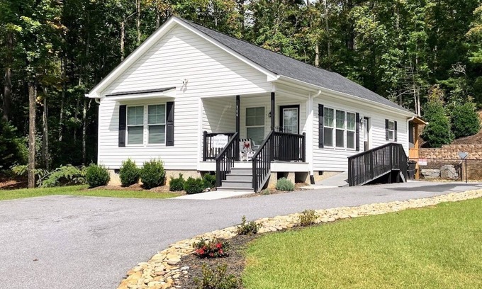Fletcher House | Charming 2BR Retreat with Full Kitchen, Wifi and Gas Grill for Outdoor Dinning