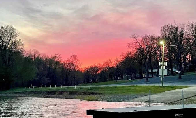 Gilbertsville House | Charming 3 bedroom lake front house in Gilbertsville with WiFi and AC