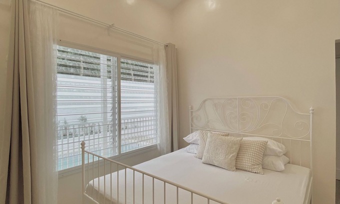 Amadeo House | Charming 3-bedroom bungalow with AC, WiFi and bonfire in enjoyable Amadeo