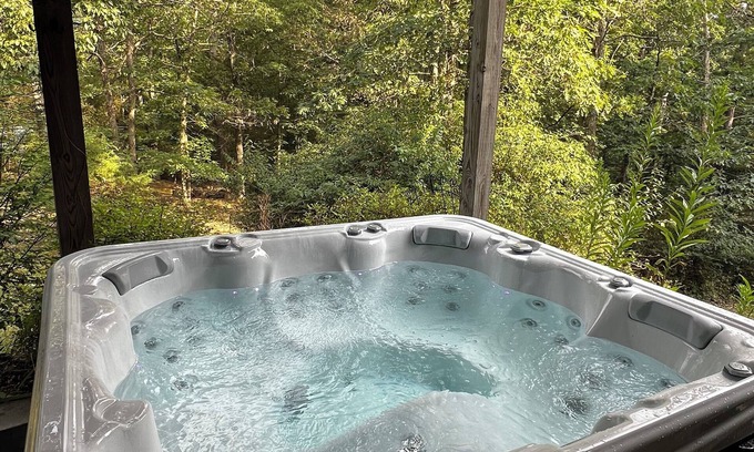 Mathias Cabin | Charming 3-bedroom cabin in marvelous Mathias with AC, WiFi