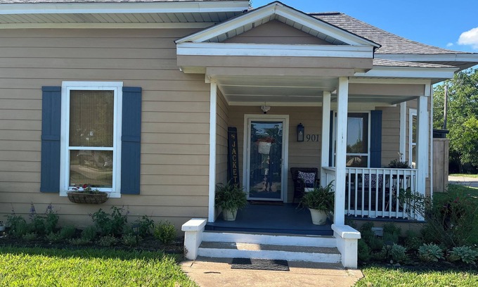 Denison House | Charming 3-bedroom cottage with relaxing outdoor space in downtown Denison.