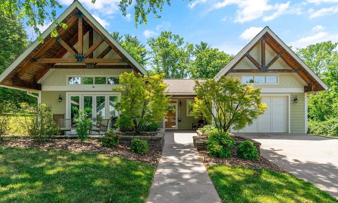 Grissom - Highland House | Charming 3-bedroom house with exquisite space - 5 minutes from Virginia Tech!