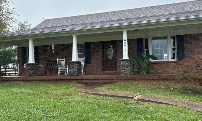 Chaplin House | Charming 3-bedroom house ,pool table, fire pit at the Lewis getaway!