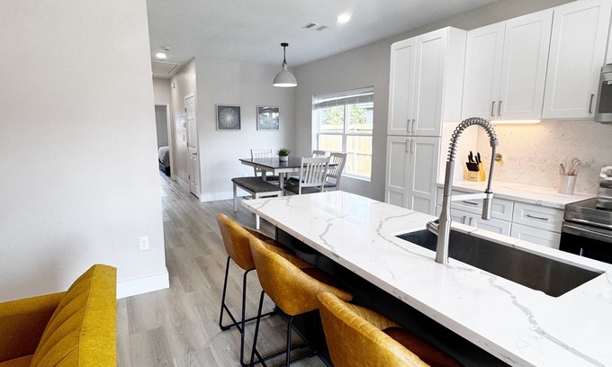 La Marque House | Charming 3-bedroom house in La Marque with AC
