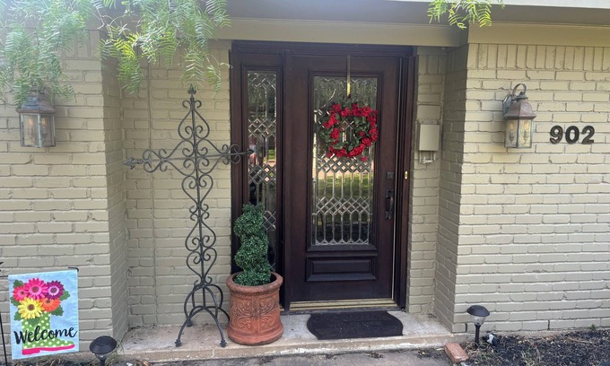 Bryan House | Charming 3-bedroom home in quiet Bryan neighborhood in the heart of AggieLand!