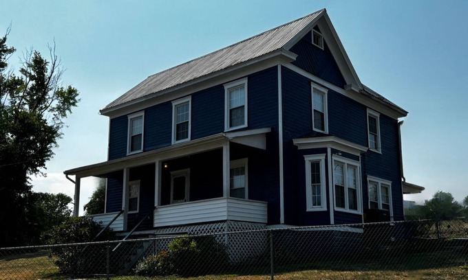 Paw Paw House | Charming 3-bedroom house with AC and WiFi in Paw Paw