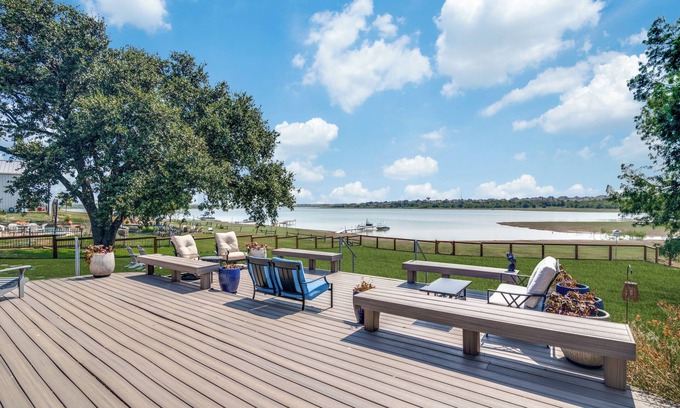 Frisco House | Charming 3-bedroom Lake Front house with beach access in Frisco