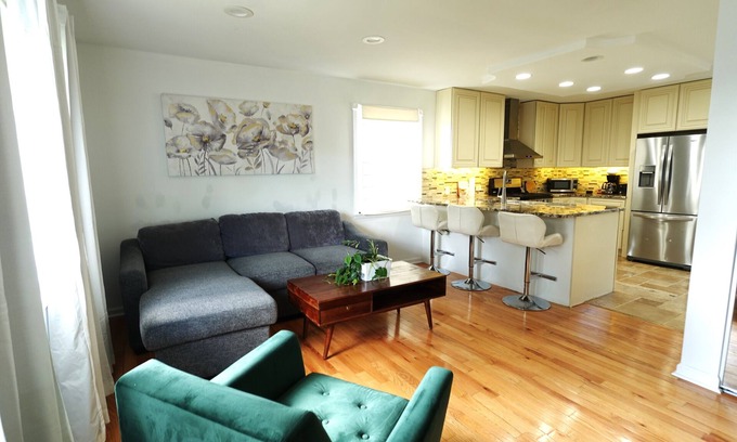 Des Plaines House | Charming 3-bedroom house with AC and WiFi in serene Des Plaines near O’Hare