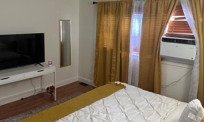 Des Plaines House | Charming 3-bedroom townhome in Pleasant Des Plaines with AC, WiFi