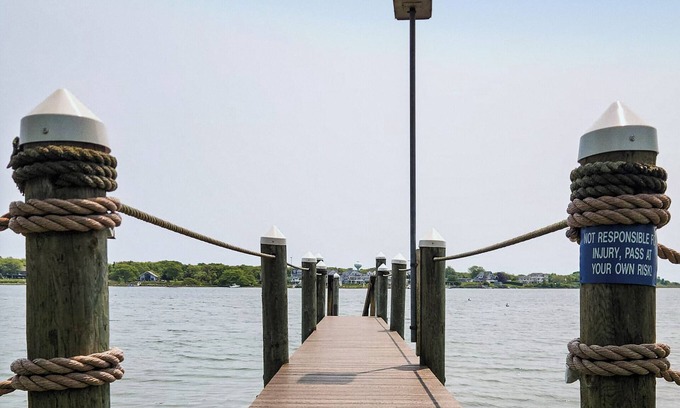 Narragansett Cottage | Charming 3-bedroom cottage with your own dock, in superb Narragansett.
